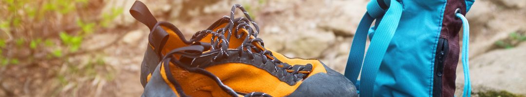 Bekleidung in mehreren Farben auf Fels