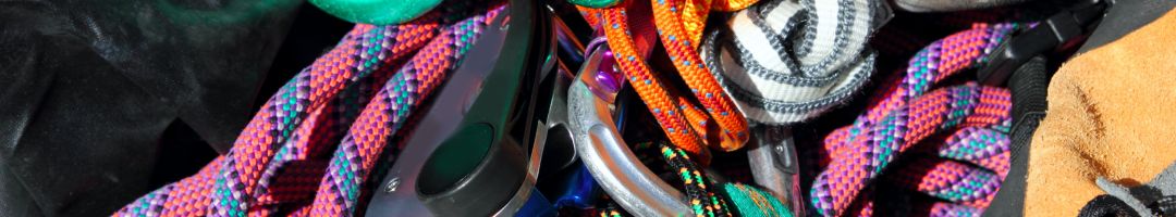 verschiedenfarbige Kletterseile mit karabinern