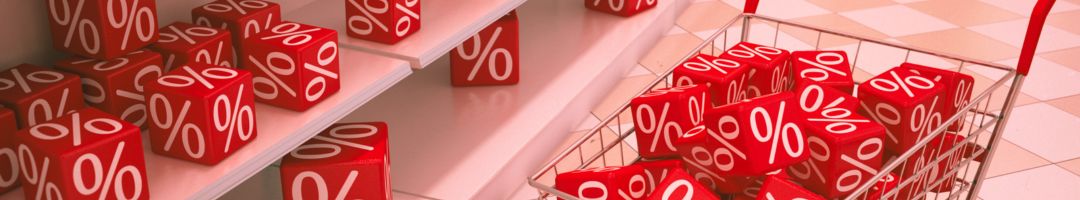 Rote %Würfel in Regalen und Einkaufswagen