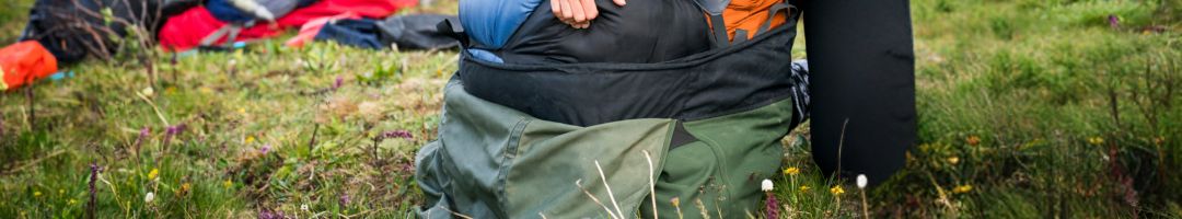 Packsack, der befüllt wird