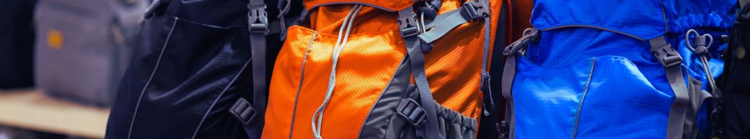 Rucksäcke in verschiedenen Farben in einem Regal