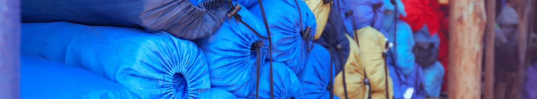 Schlafsäcke in verschiedenen Farben  im Regal