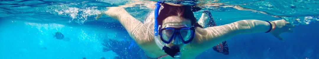 Person mit Tauchset unterwasser