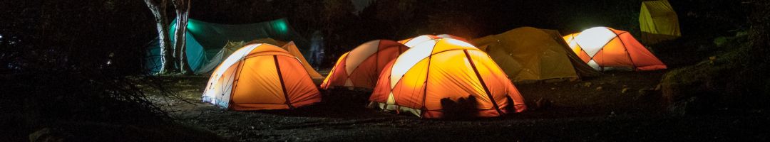 mehrere beleuchtete Zelte nachts