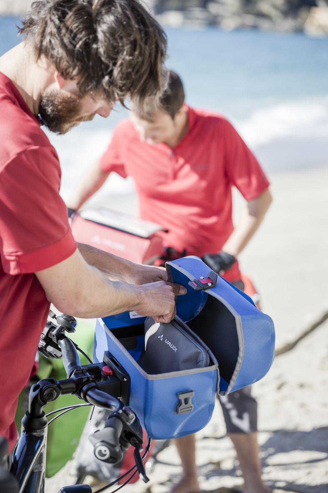 2 Personen, von denen eine die VAUDE Aqua Box Lenkertasche Fahrradtasche öffnet