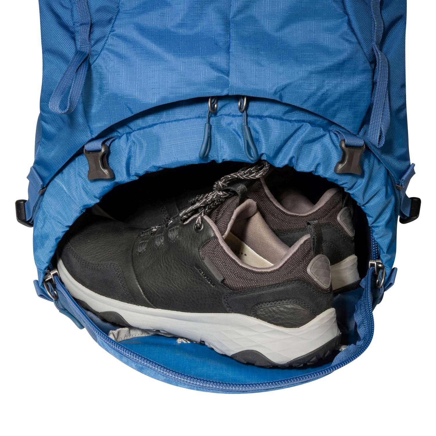 Tatonka Yukon 50+10 Trekkingrucksack,, blau, geöffnete Klappe mit Schuhen