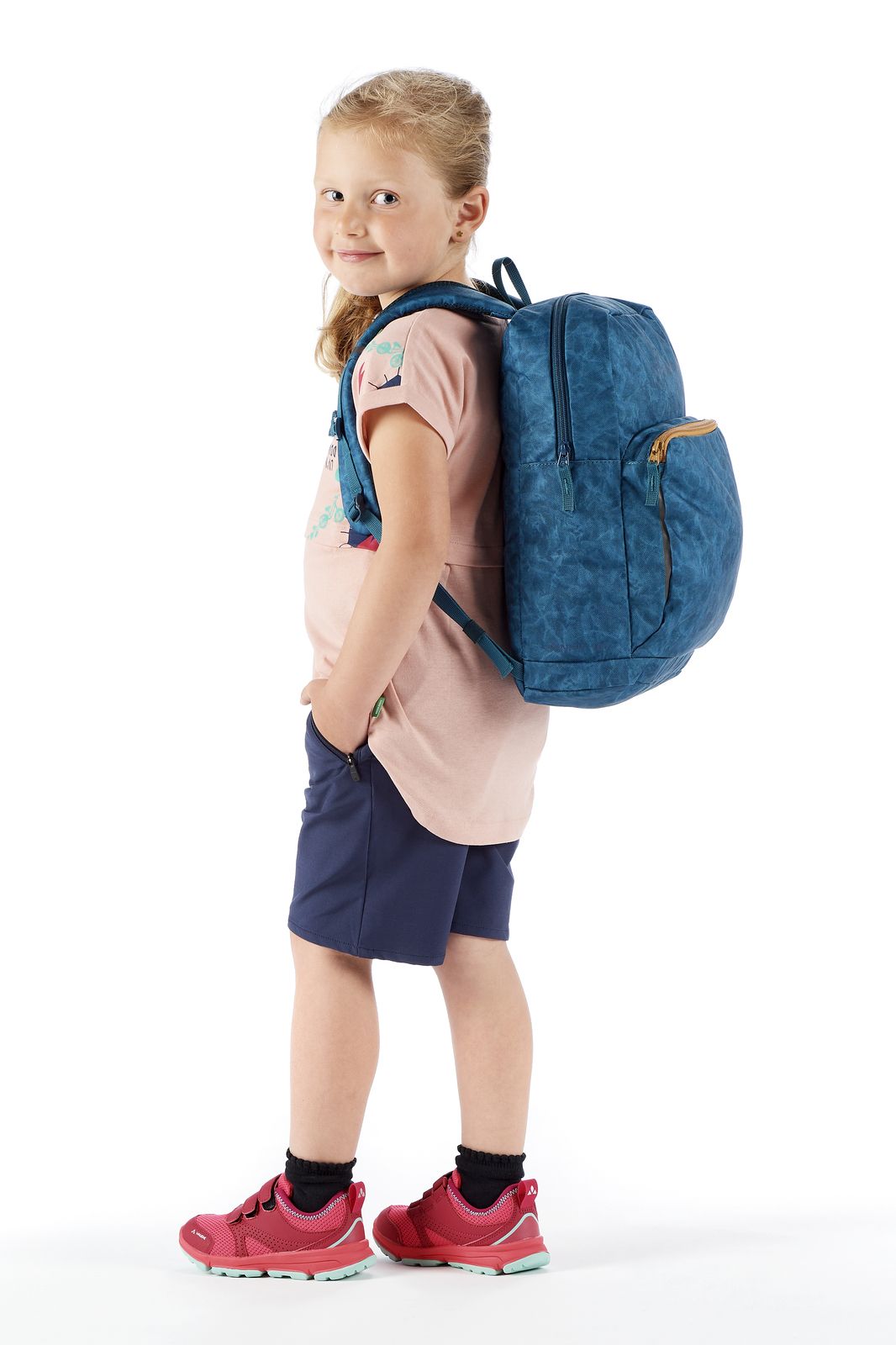 Kind mit VAUDE Minnie 5 – Reflektierender Kinderrucksack, blue/eclipse (blau/schwarz)