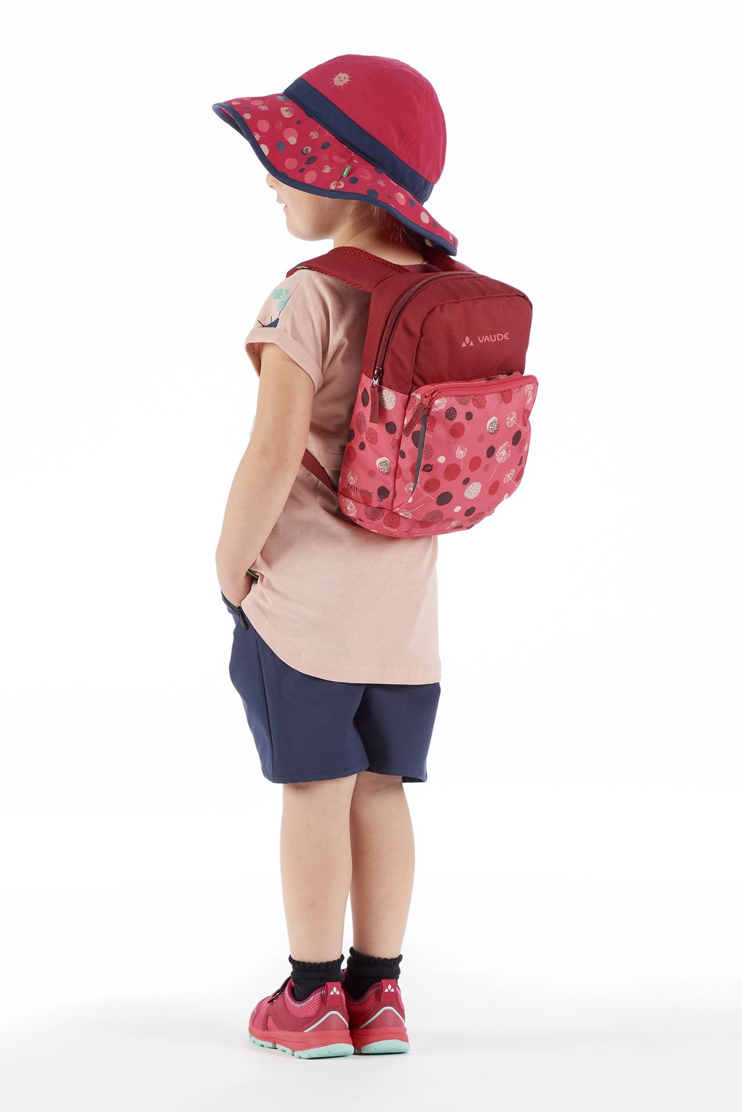 Kind mit VAUDE Minnie 5 – Reflektierender Kinderrucksack, bright pink/cranberry (dunkelrot/Rosa)