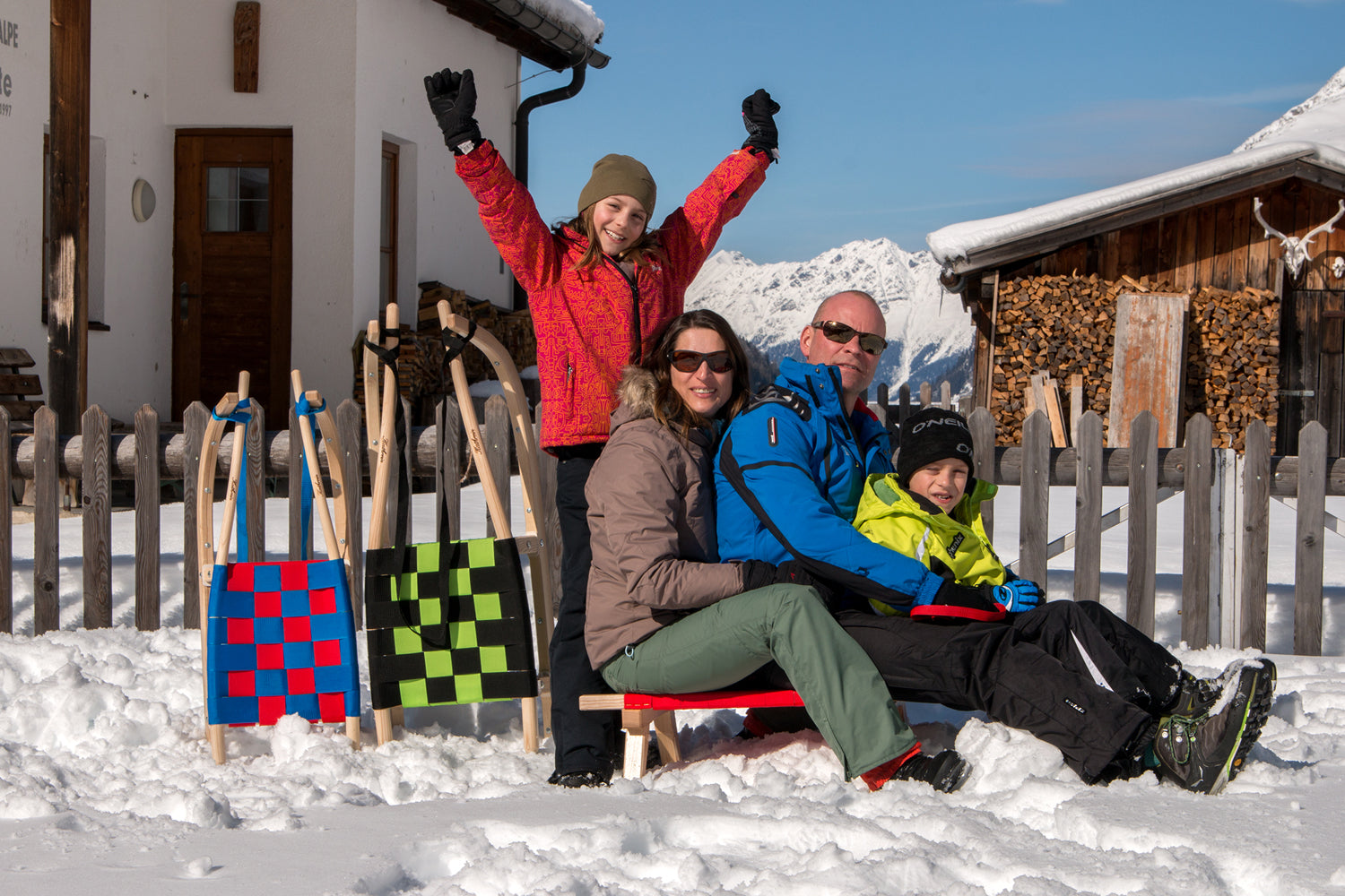 Drei Personenen, drei sitzende auf Kathrein Familienrodel Zweisitzer 110 cm, im Schnee