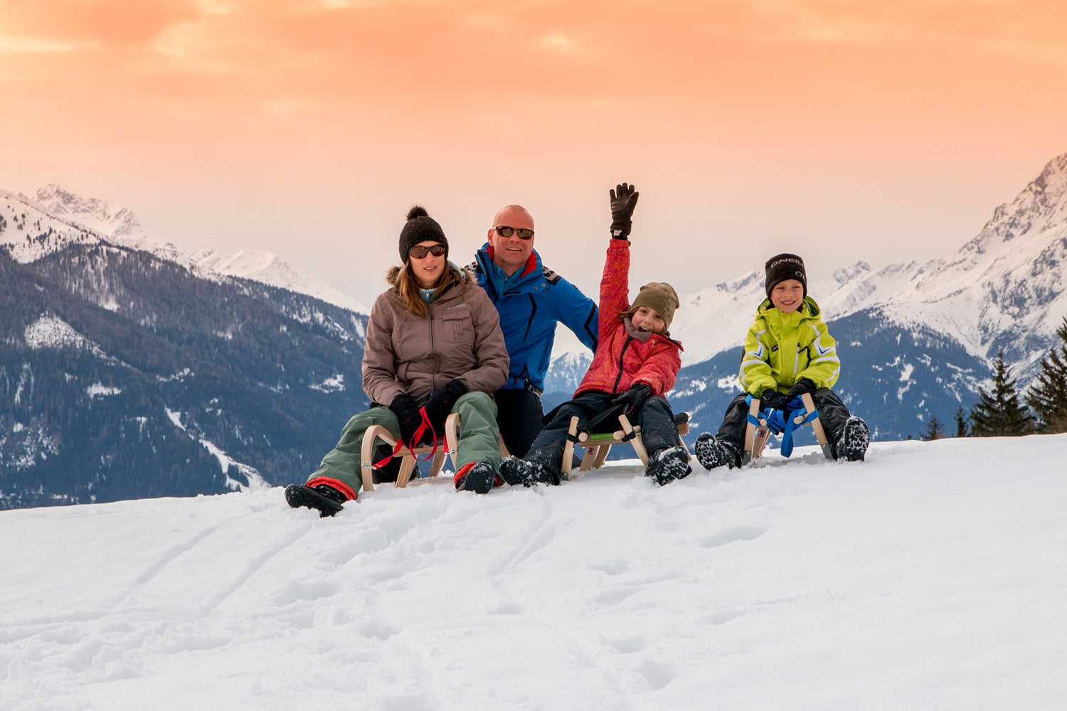 4 Personen an einem Schneehang auf Kathrein Familienrodel Zweisitzer 110 cm