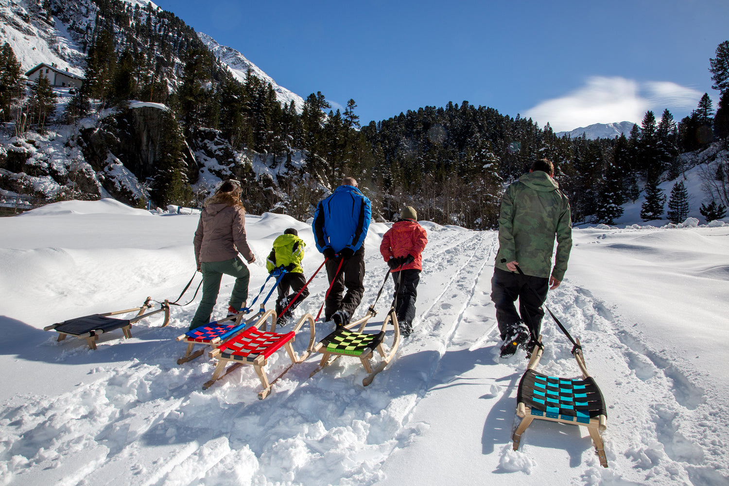 Mehrere Personen ziehen Kathrein Familienrodel Einsitzer 95 cm Rodel