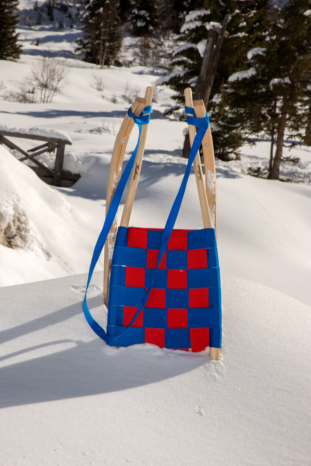 Kathrein Tourenrodel Schüler mit Gurtsitz (90 cm - 6-10 Jahre), im Schnee stehend, rot/blau