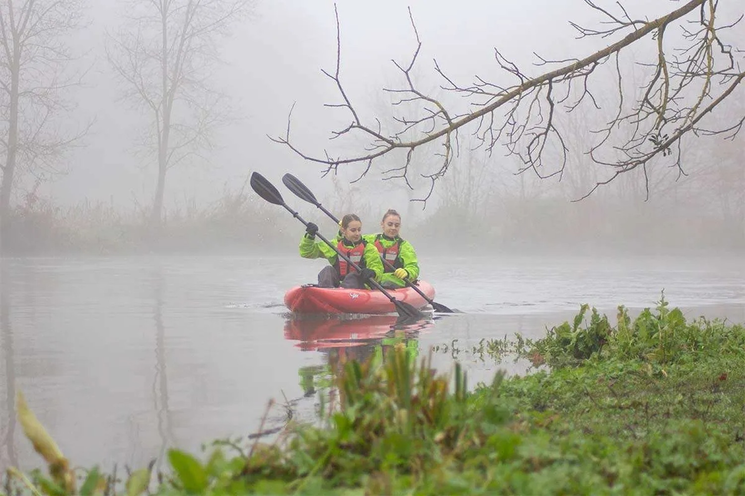 2 Personen im Nebel in Gumotex Solar II 2+1 Personen aufblasbares Schlauchkajak 2 Sitze, rot.