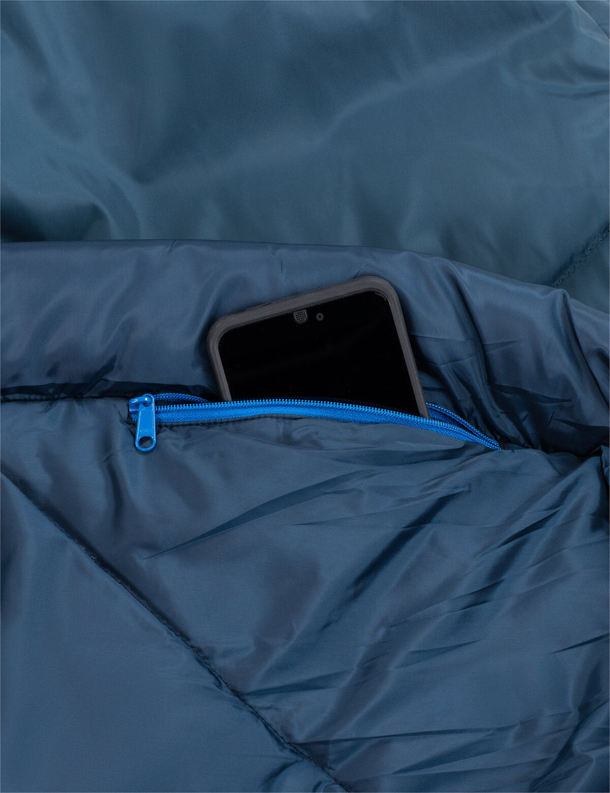 VAUDE Sioux 800 II SYN Pflegeleichter Kunstfaser-Mumienschlafsack, baltic sea (dunkelblau), Detail: Handy auf Schlafsack