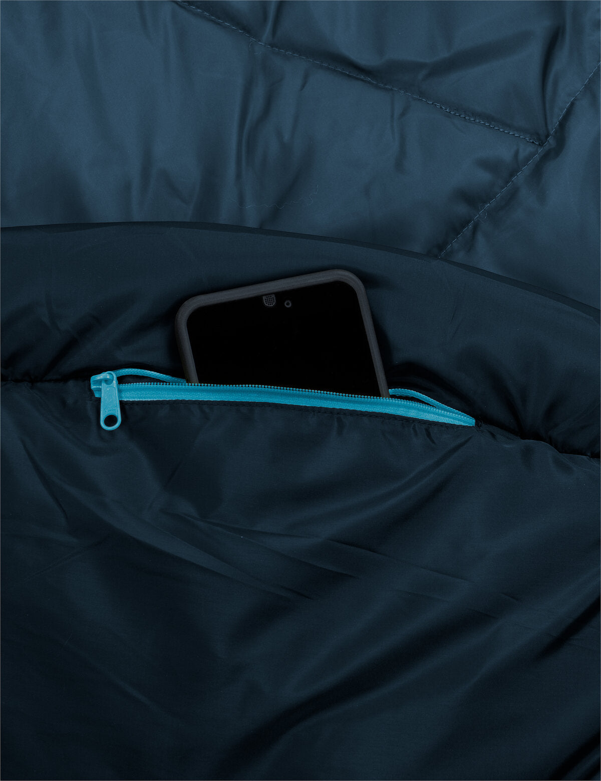 VAUDE Sioux 400 XL II SYN Extra langer Kunstfaser-Mumienschlafsack, baltic sea (dunkelblau), Detail: Handy auf Schlafsack
