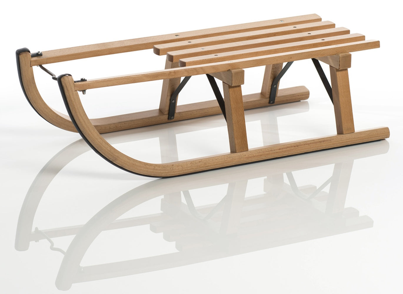 Sirch Davoser Rodel Buche Standard – Hochwertiger Holzschlitten, schräg von vorn