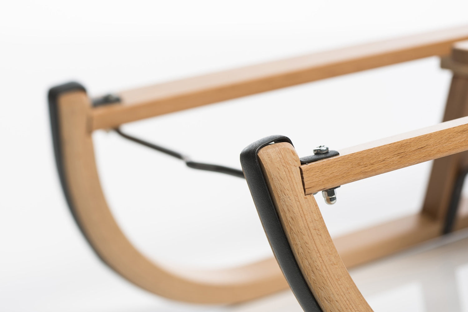 Sirch Davoser Rodel Buche Standard – Hochwertiger Holzschlitten, Detail Kufen vorn
