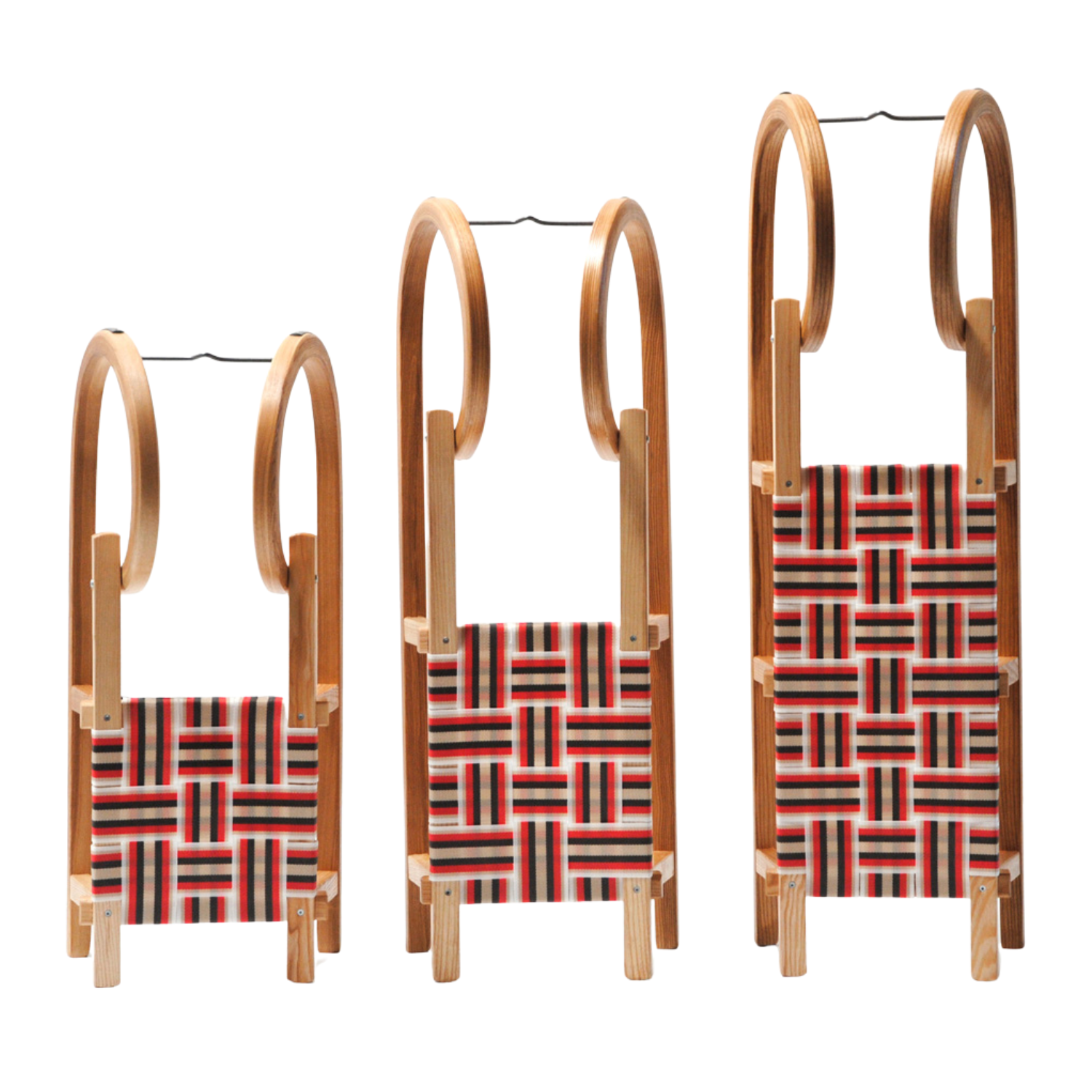 Sirch Hörnerrodel Esche Standard – Sicherer Gurtsitz & Naturholz, stehend, Detail: Größenvergleich