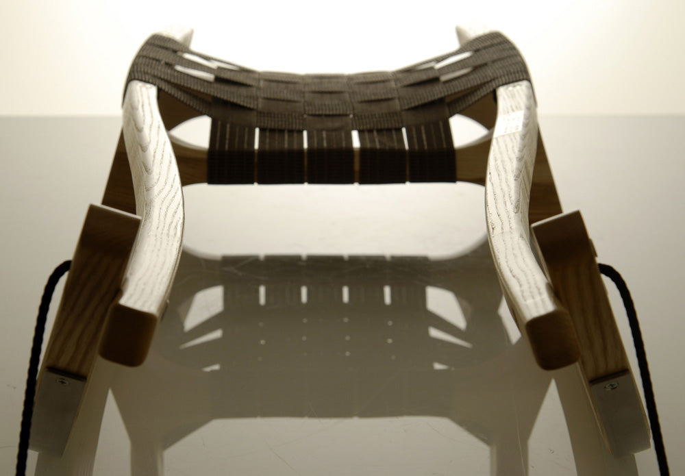 h Abyss R13 Rennrodel Holzschlitten, schwarzer Gurtsitz, von vorn