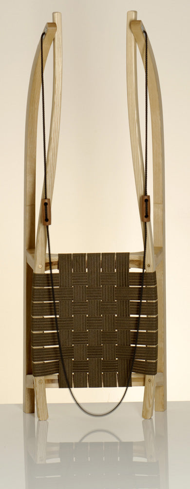 h Abyss R13 Rennrodel Holzschlitten, schwarzer Gurtsitz, stehend