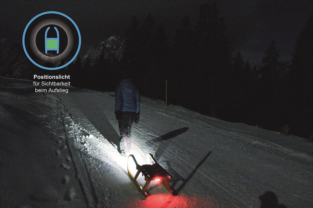 Mann zieht Kathrein SLED Schlitten Beleuchtung Set „Style“ – Mobiles Rodellicht mit Positionslicht