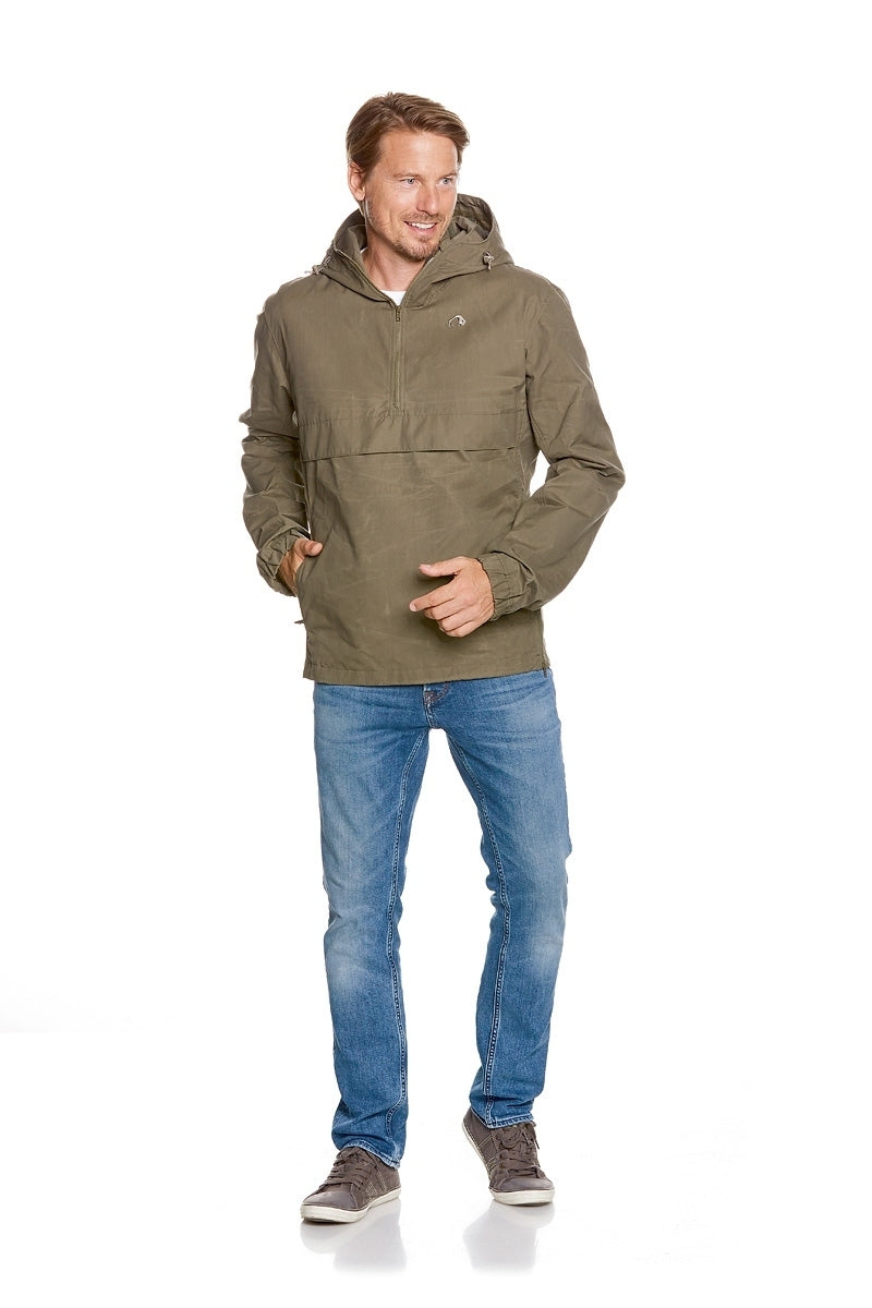 Tatonka Vinjo Anorak: Leichter Outdoor-Überzug für jedes Wetter, olivgrün, Mann von vorn