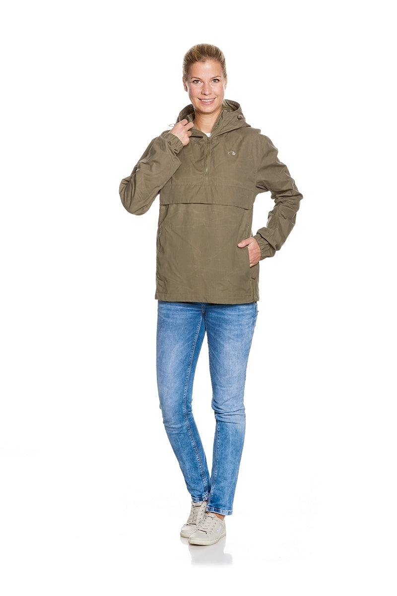 Tatonka Vinjo Anorak: Leichter Outdoor-Überzug für jedes Wetter, olivgrün, Frau von vorn