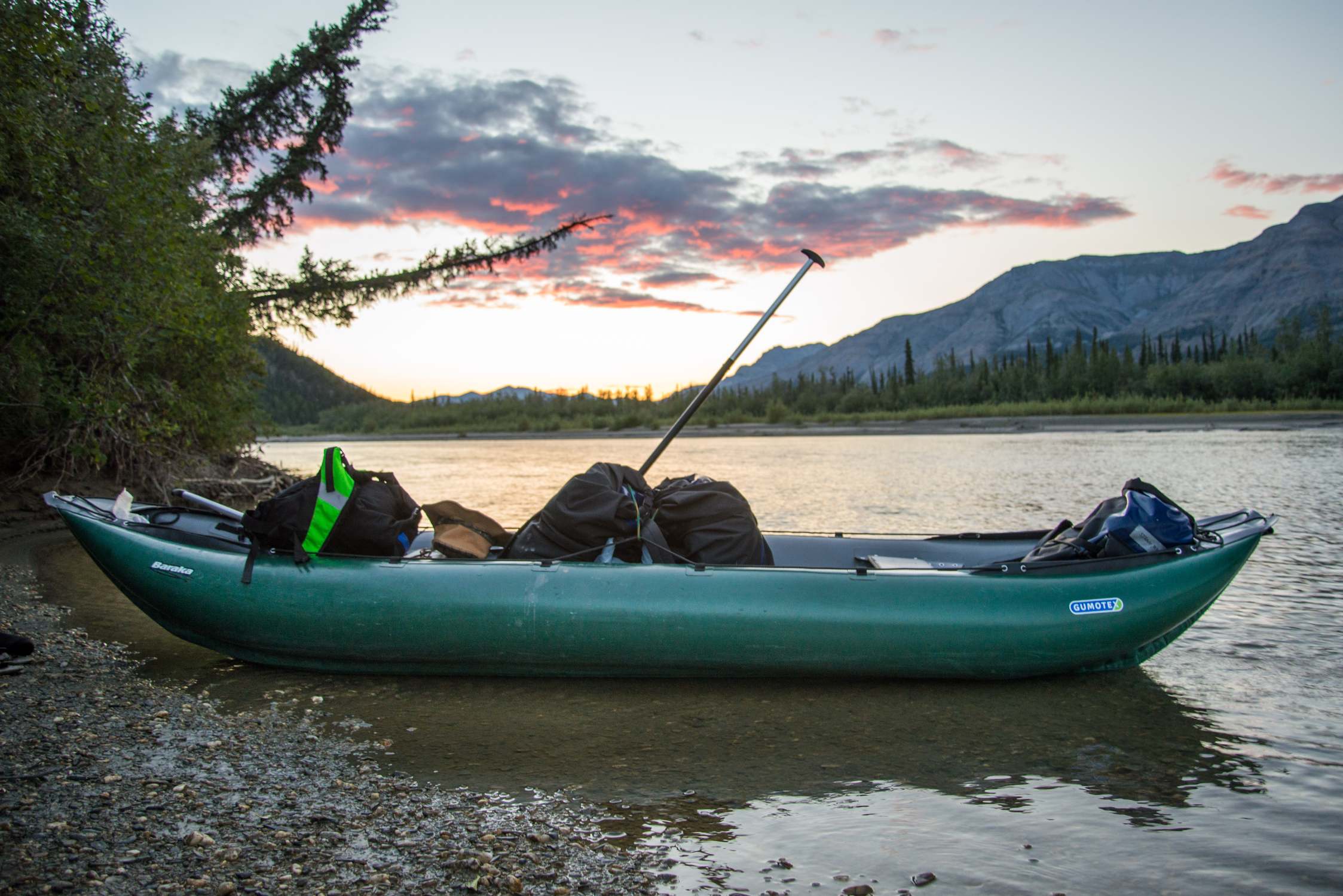 Gumotex Baraka 2+1 Personen Schlauchkanu aufblasbar, grün, am Strand
