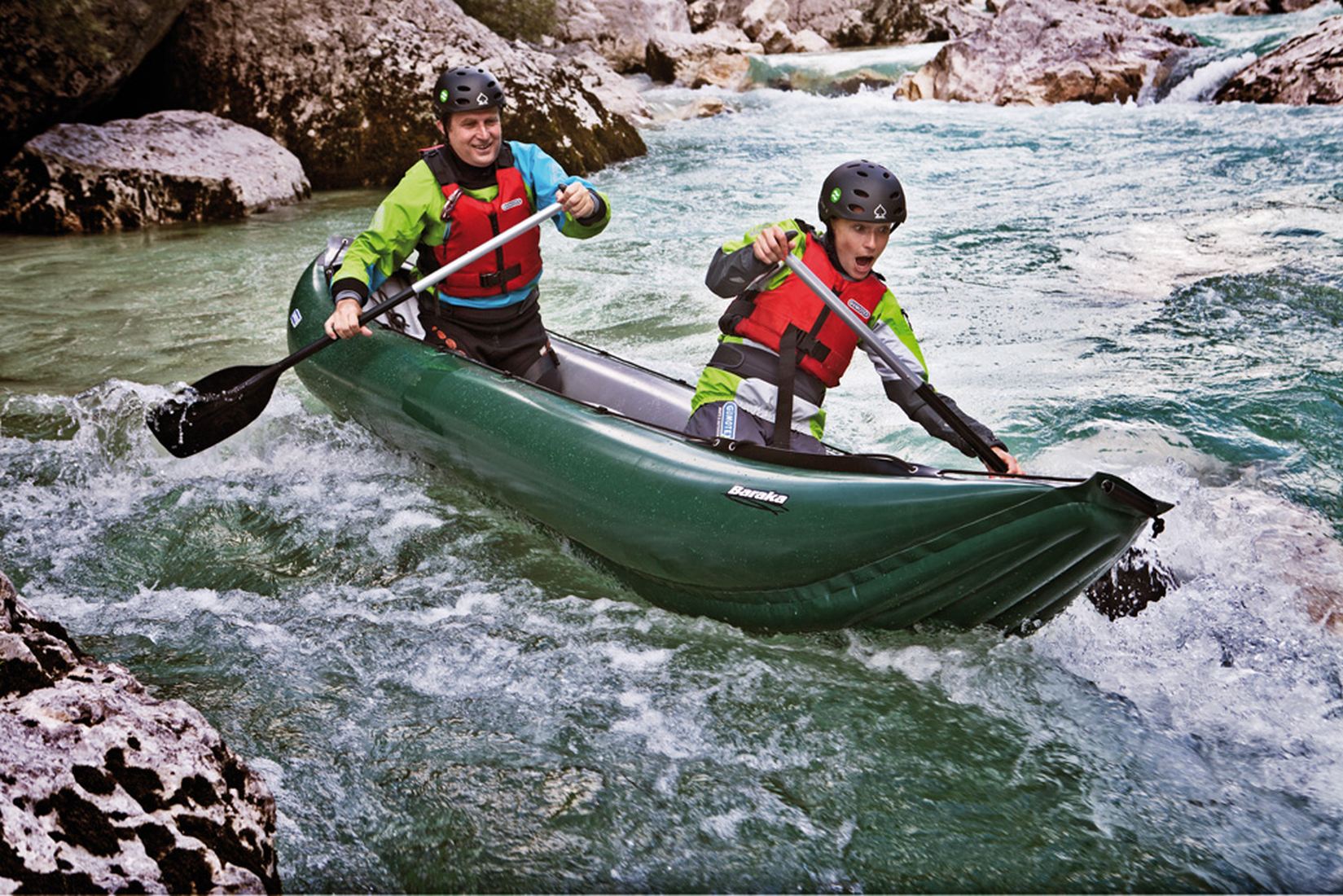 Zwei Personen im grünen Gumotex Baraka 2+1 Personen Schlauchkanu, im Wildwasser