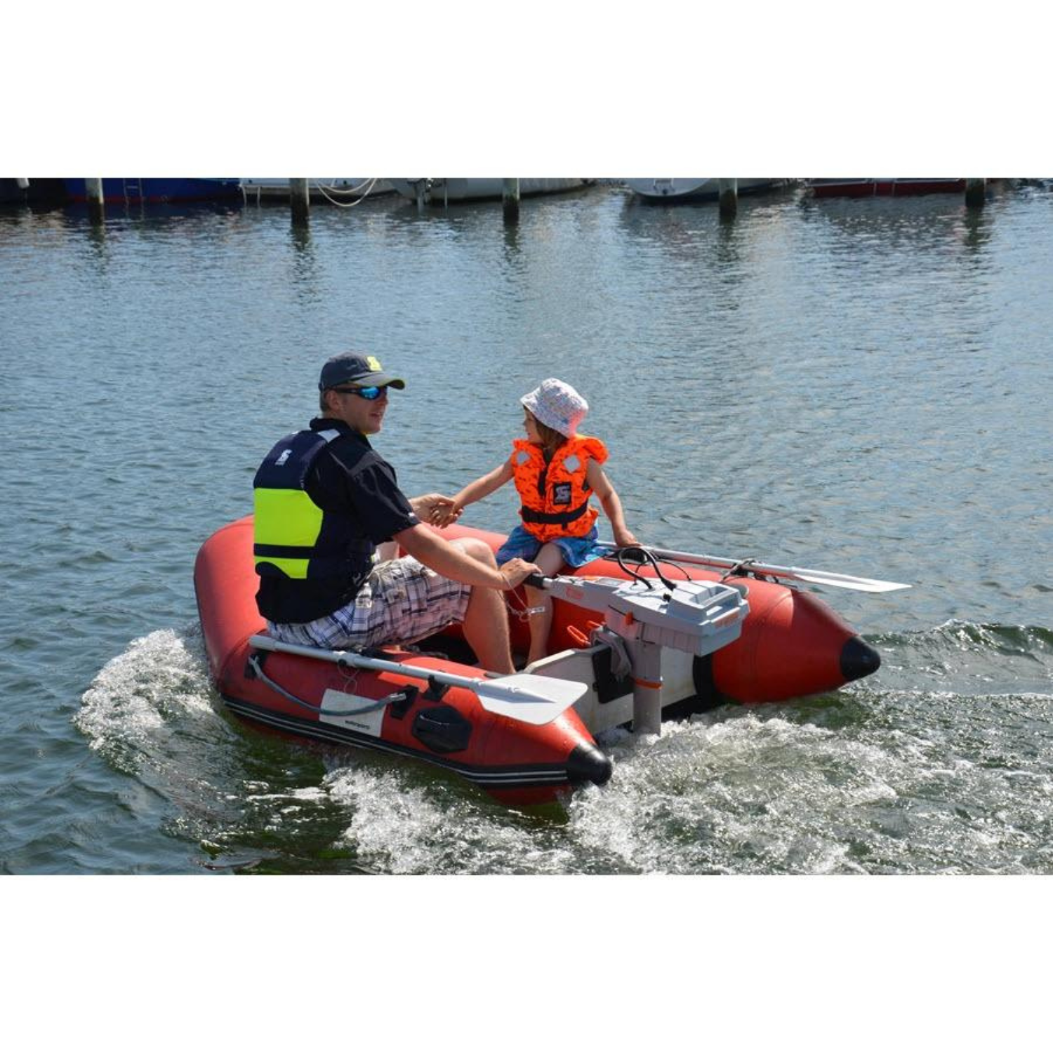 Kinder mit Secumar Bravo Print Kinder Schwimmweste im Boot