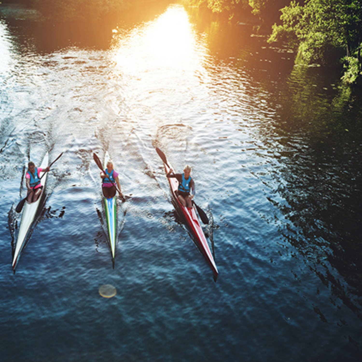 drei Frauen in Kajaks mit Secumar Camino Schwimmhilfe / Kajakweste auf dem Wasser