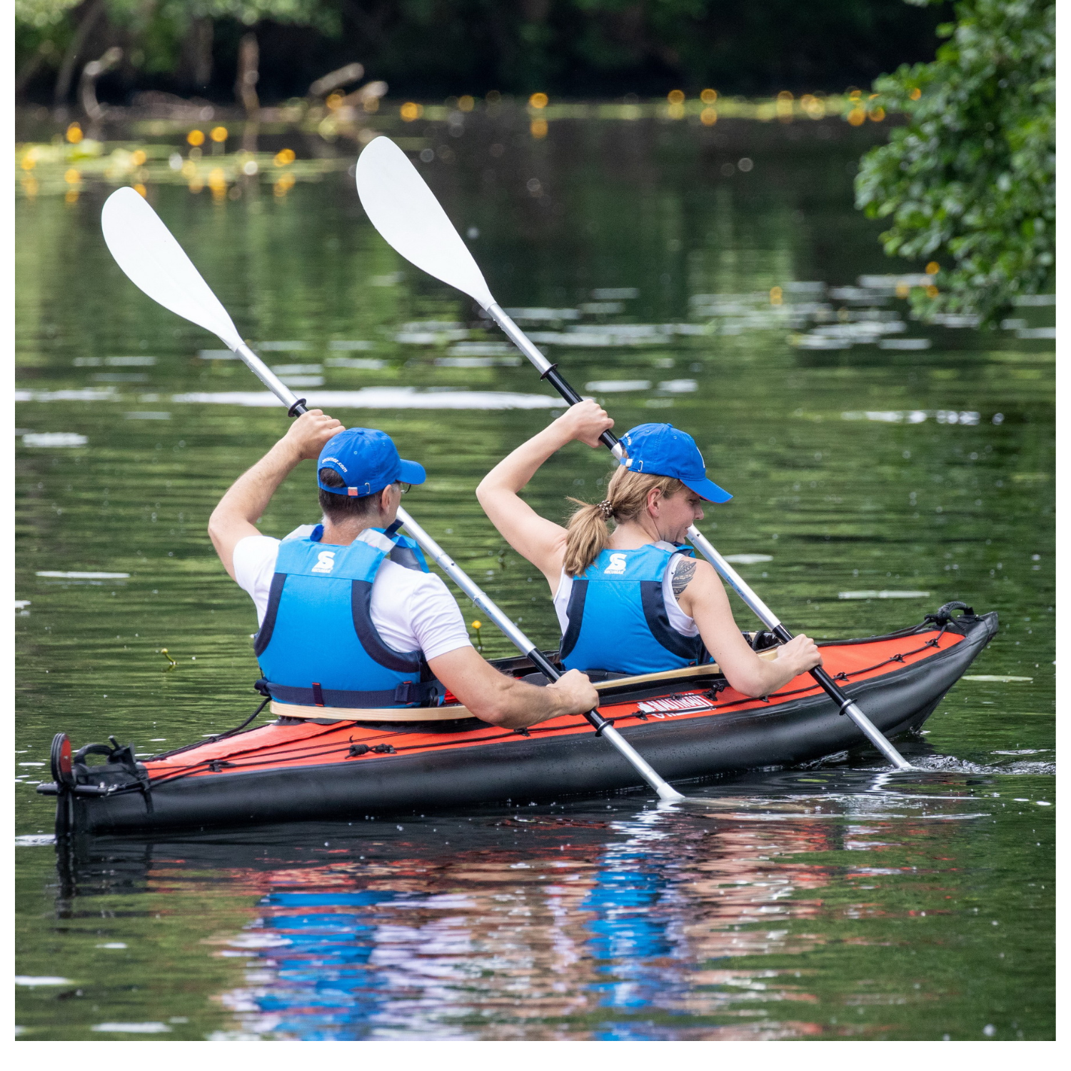 zwei Personen in Kajak mit Paddeln und Secumar Camino Schwimmhilfe / Kajakweste auf dem Wasser