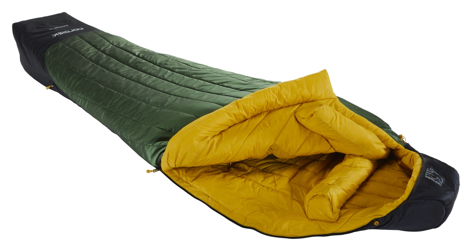 Nordisk Gormsson -10° Mumienschlafsack, artichoke green/mustard yellow/black (außen grün, innen senffarben), mit Kapuze, Reißverschluss etwas geöffnet, schräg