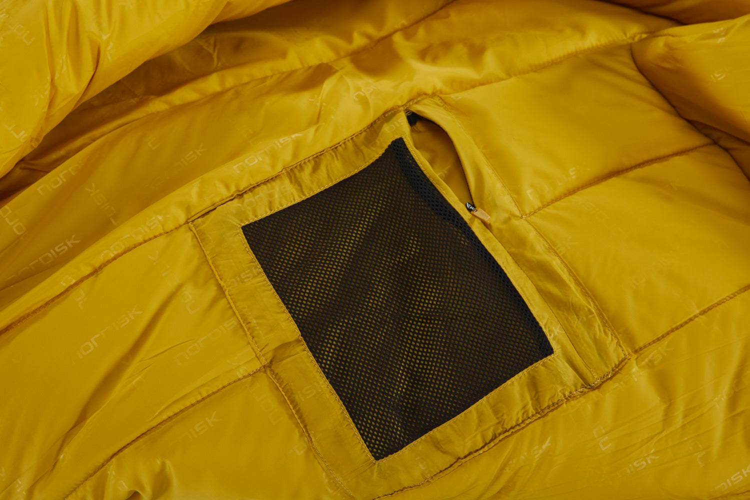 Nordisk Gormsson -10° Mumienschlafsack, artichoke green/mustard yellow/black (außen grün, innen senffarben), mit Kapuze, Detail: Innentasche