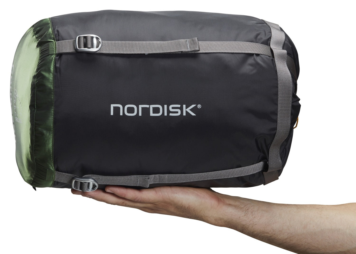 Nordisk Gormsson -10° Mumienschlafsack, artichoke green/mustard yellow/black (außen grün, innen senffarben), mit Kapuze, Detail: Kompressionssack auf einer Hand
