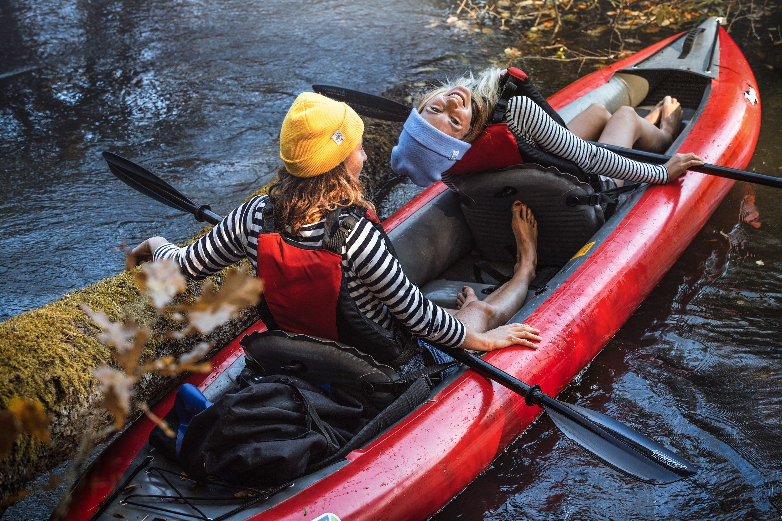 Zwei Ruderer mit Gumotex Typ 702.3 asymetric 3-teiliges Seekajakpaddel in Schlauchboot