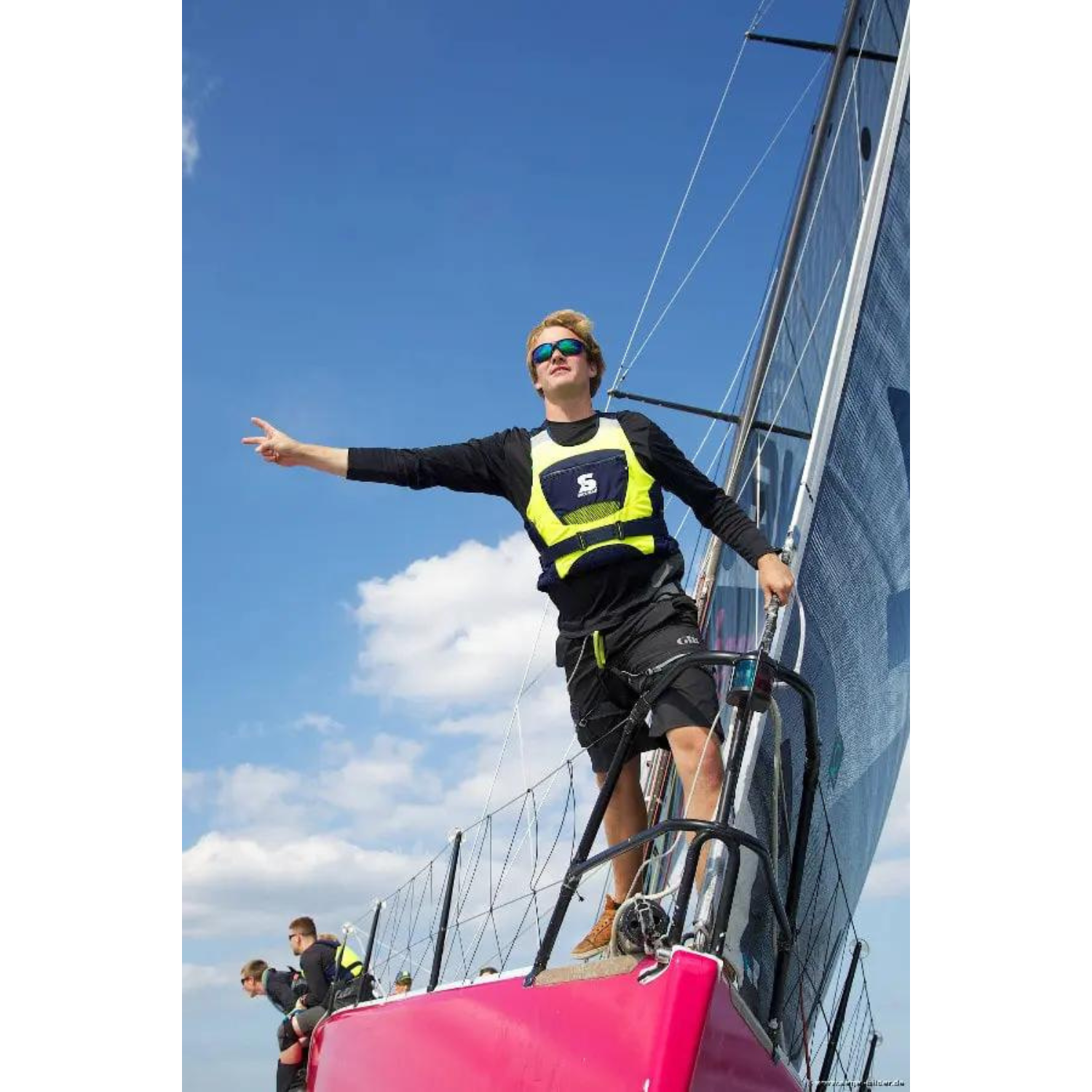 Mann mit Secumar Jump Pro Schwimmhilfe/Kajakweste gelb schwarz auf Boot