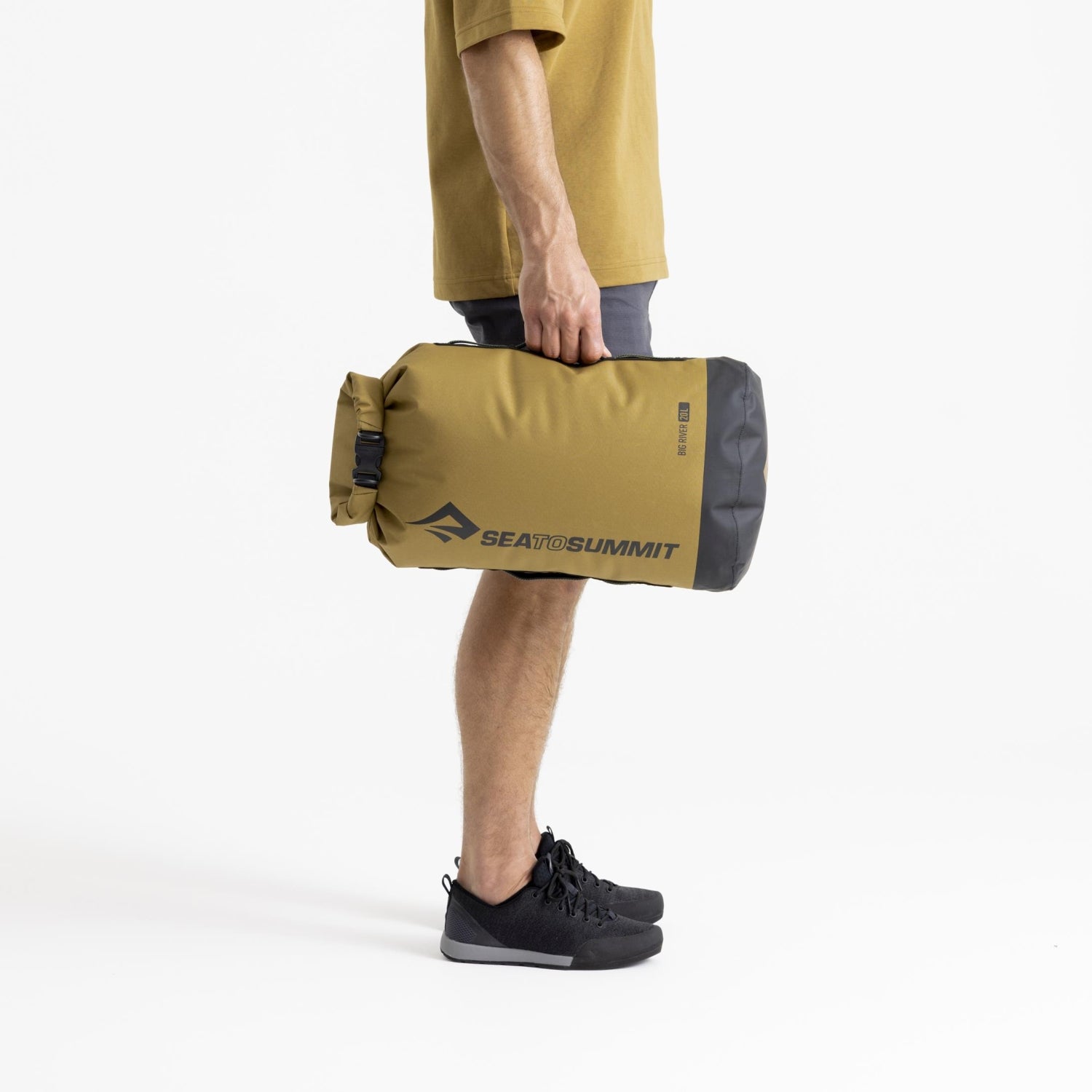 Person hält Sea to Summit Big River Dry Bag, seitlicher Griff