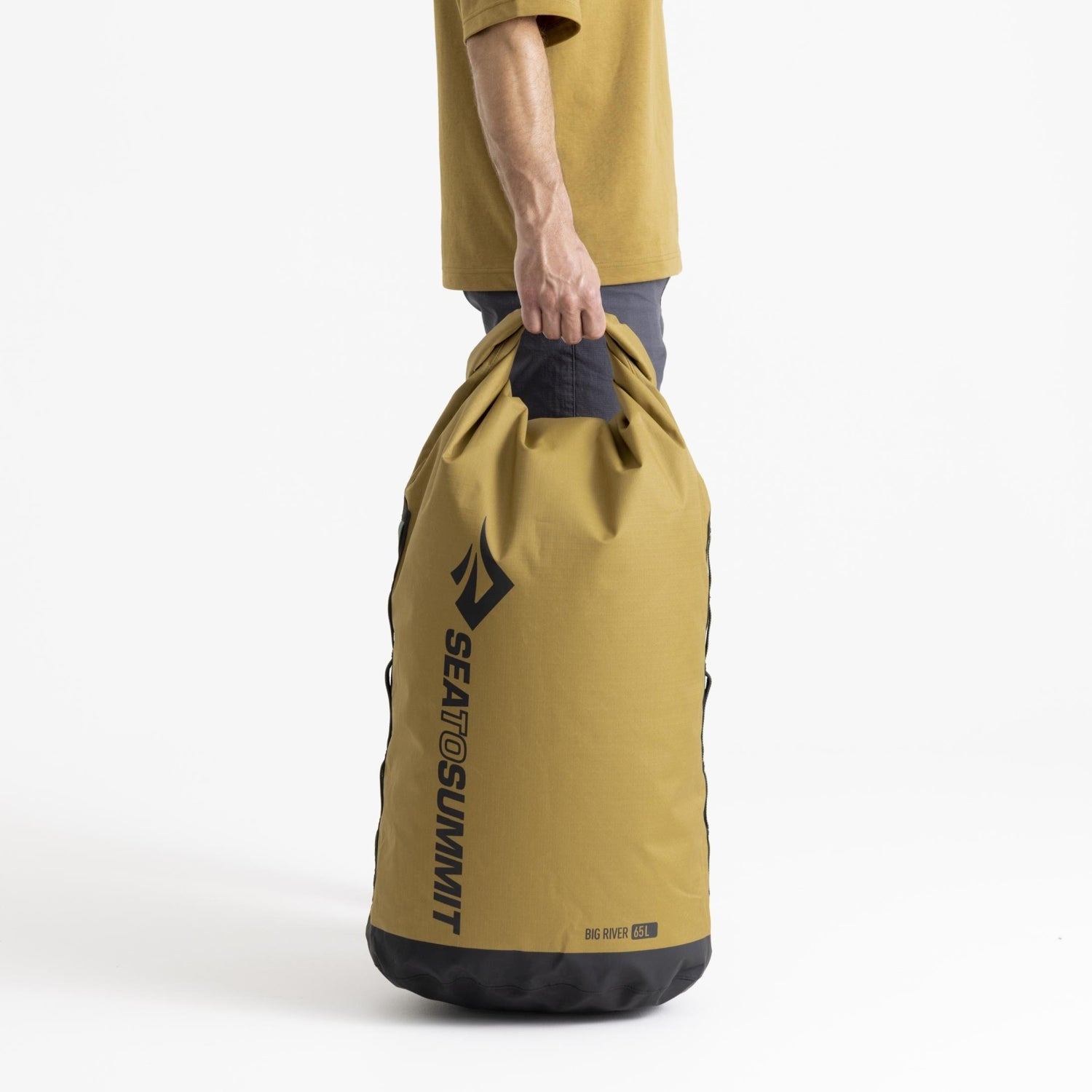 Mann hält Sea to Summit Big River Dry Bag, oberer Griff