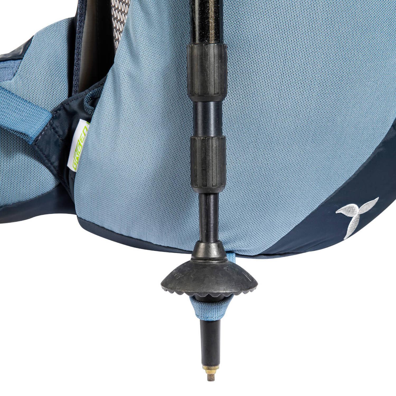 Tatonka Hike Pack 27 Wanderrrucksack, darker blue, Detail: Befestigung für Trekkingstock