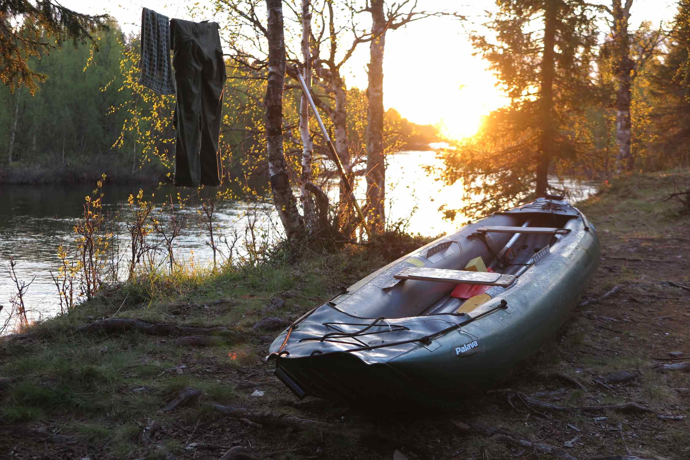 Gumotex Palava 2+1 Personen Schlauchkanadier, grün, zwei Sitze, auf dem Ufer liegend