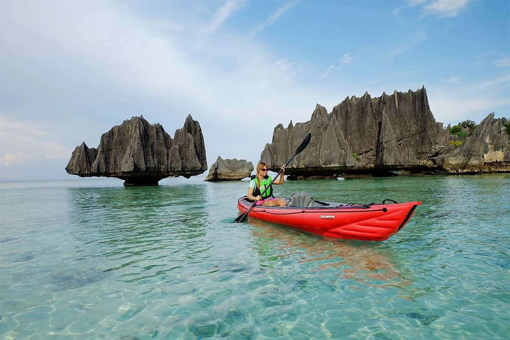 Gumotex Seawave Seekajak 1-3 Personen – Aufblasbares Schlauchboot, rot, Heck, auf dem Wasser