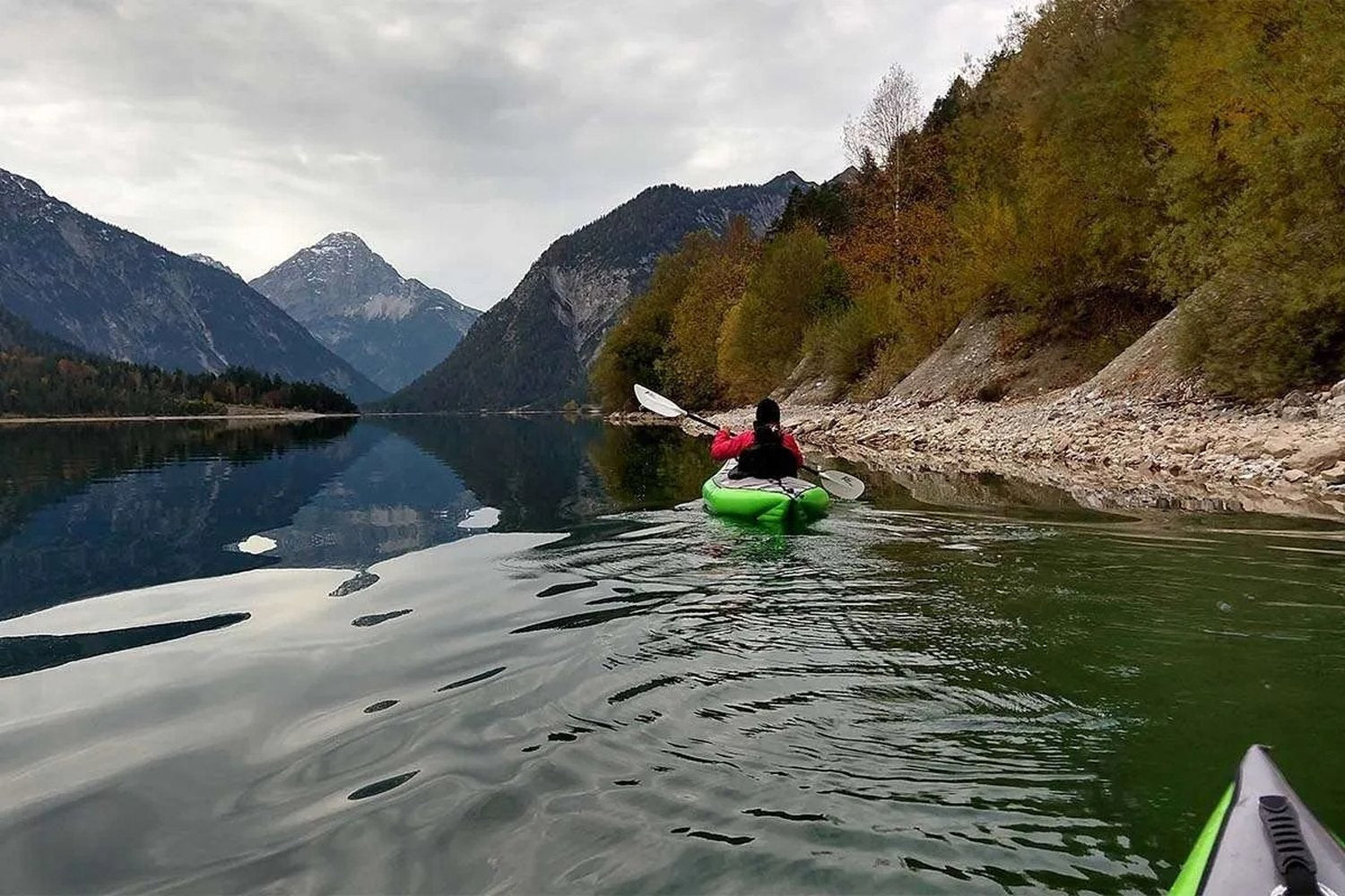 Person paddelt in einem Gumotex Swing II 2er Schlauchkajak auf einem See