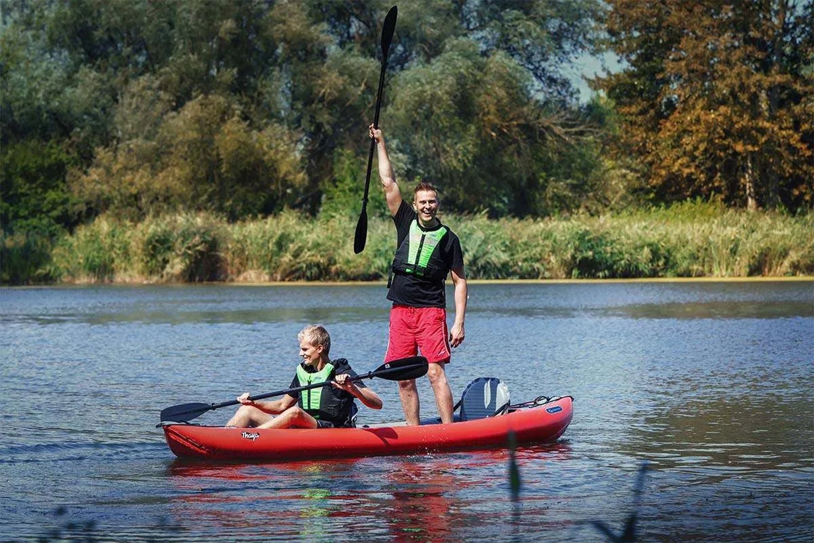 Mann mit Junge in Gumotex Thaya Schlauchkajak aufblasbar 2+1 Personen rot, Vater steht