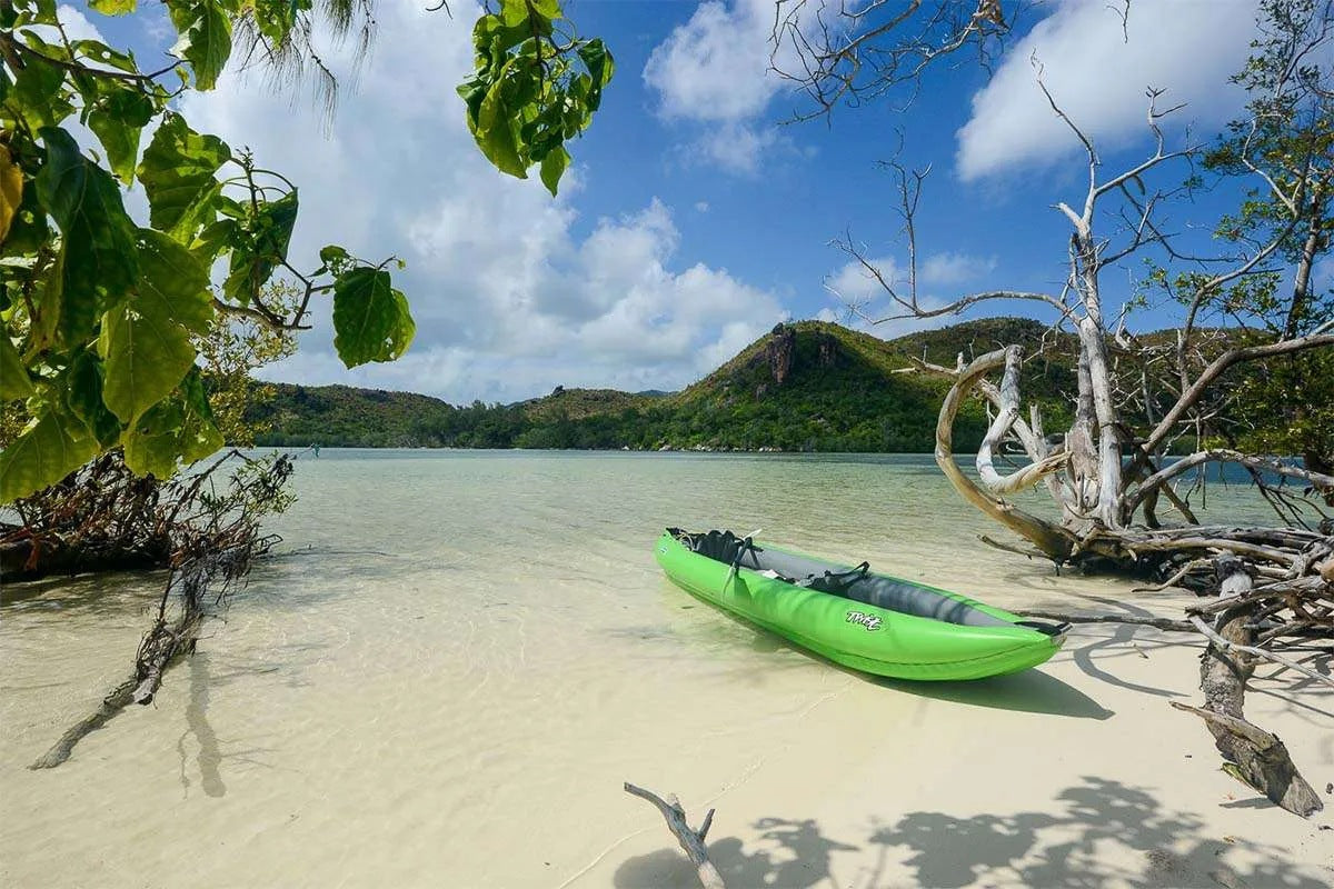 Gumotex Twist I 1er Schlauchkajak – Ultralight Schlauchboot für Paddler, hellgrün am Strand