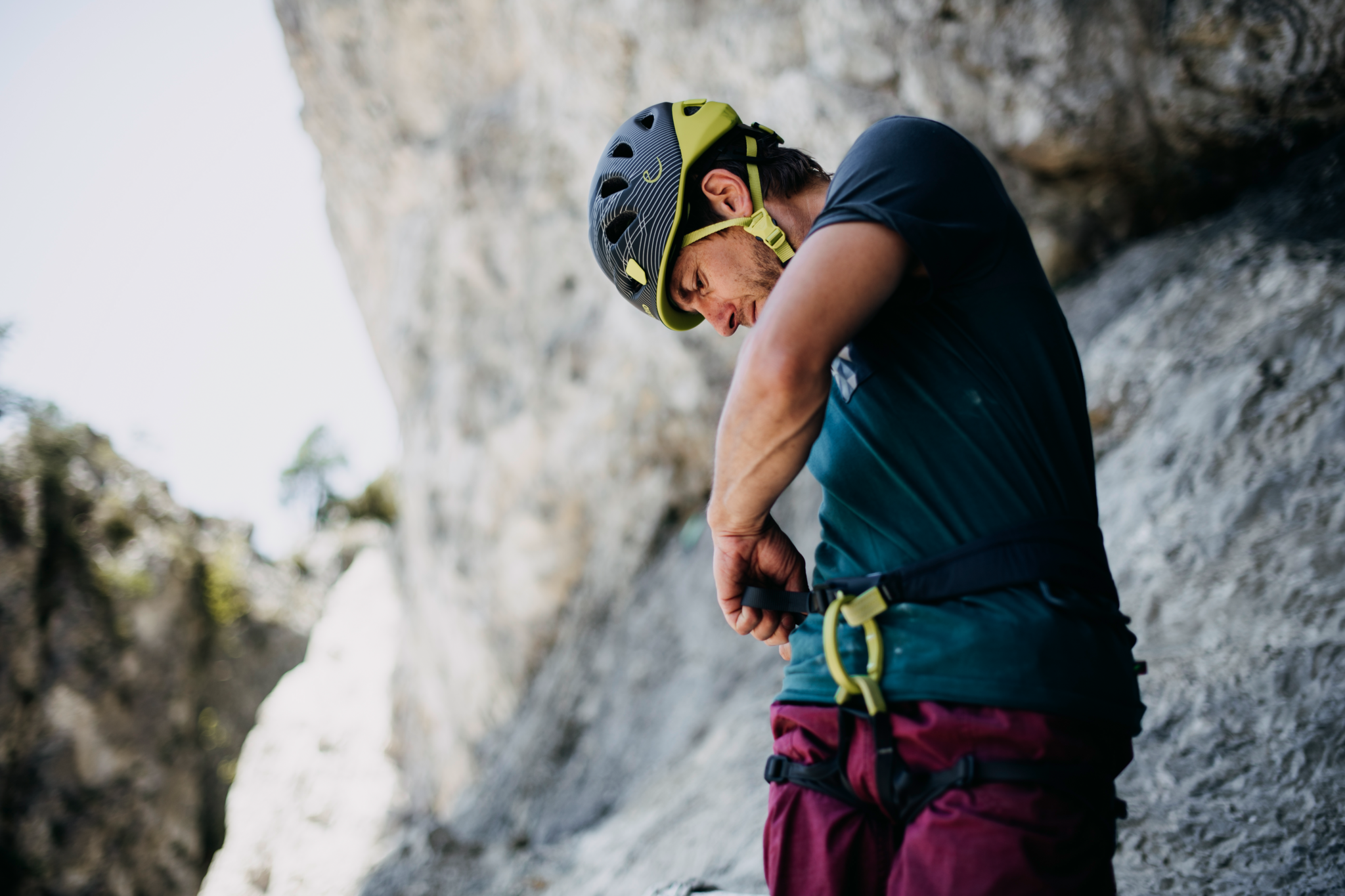 Person an Felswand stehend mit Edelrid Sendero Hüftgurt Damen und Herren, dunkelblau (lapis)