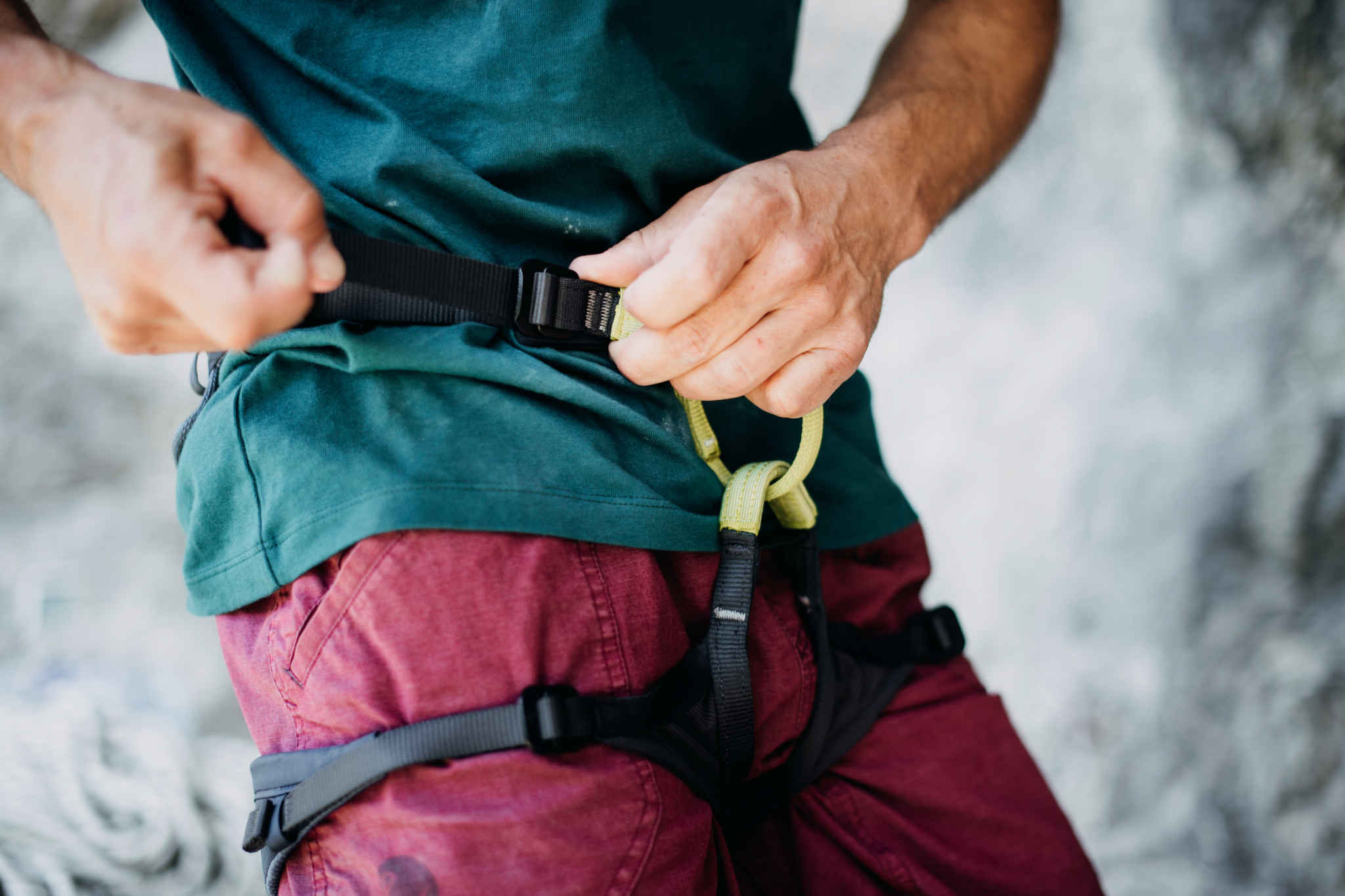 Person zieht Person an Felswand stehend mit Edelrid Sendero Hüftgurt Damen und Herren, dunkelblau (lapis) fest