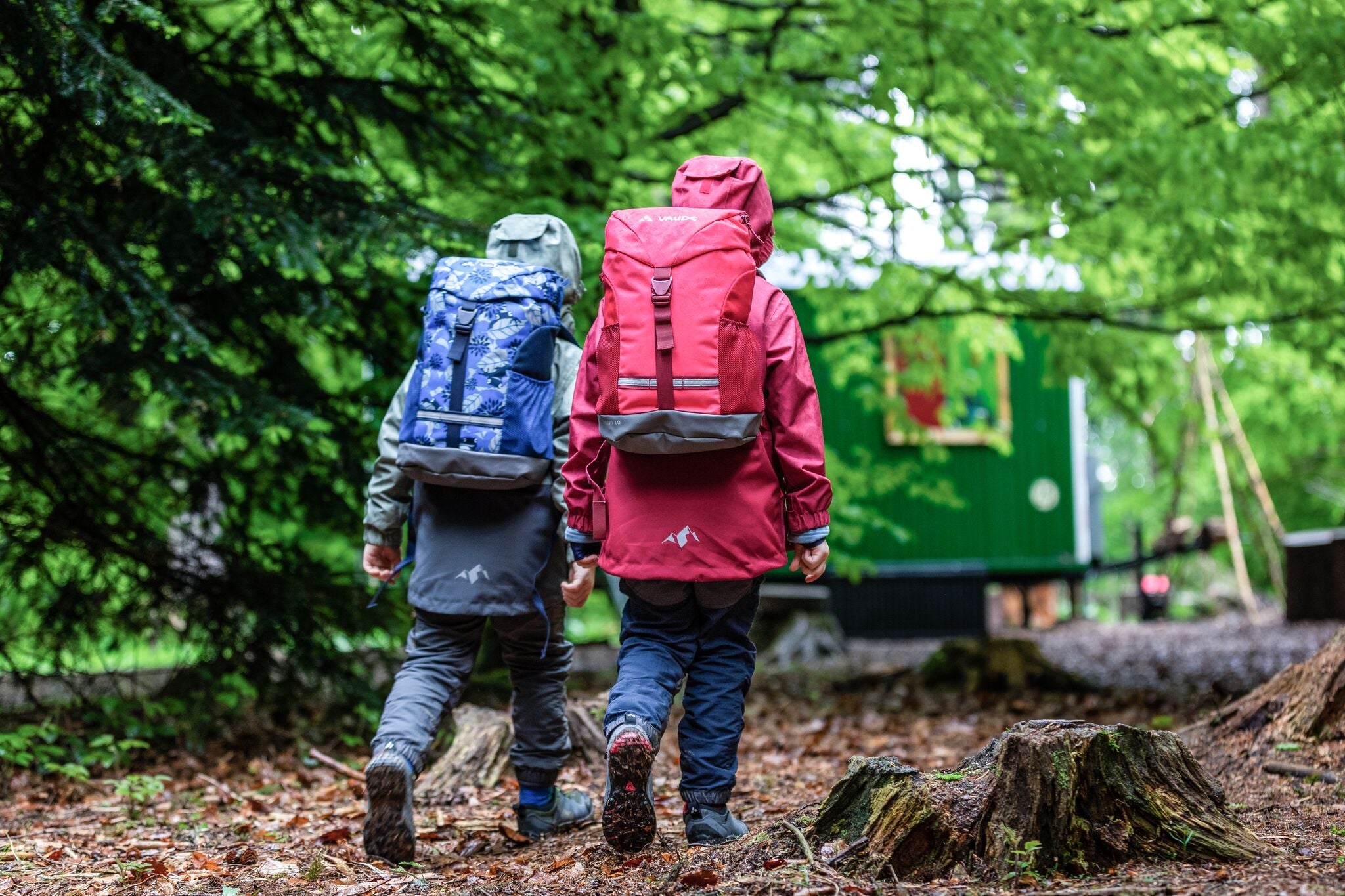 2 Kinder im Wald mit VAUDE Minnie 10: Geräumiger Kinderrucksack für Schule & Freizeit,