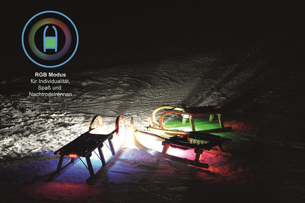 drei Rodel , sich gegenüberstehend, mit Kathrein SLED Schlitten Beleuchtung Set „Style“ – Mobiles Rodellicht