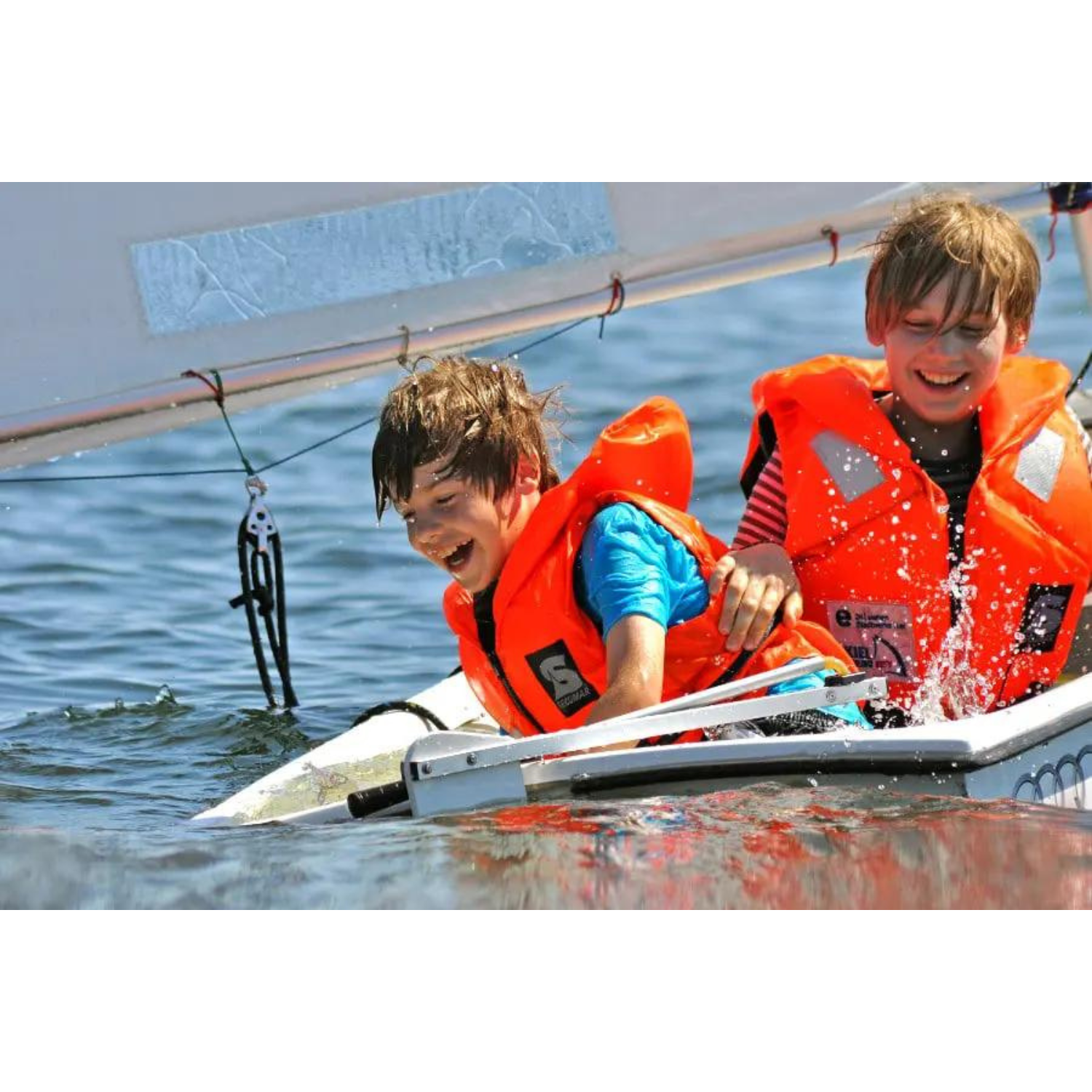 Kinder in Boot mit Secumar Bravo Schwimmweste orangerot